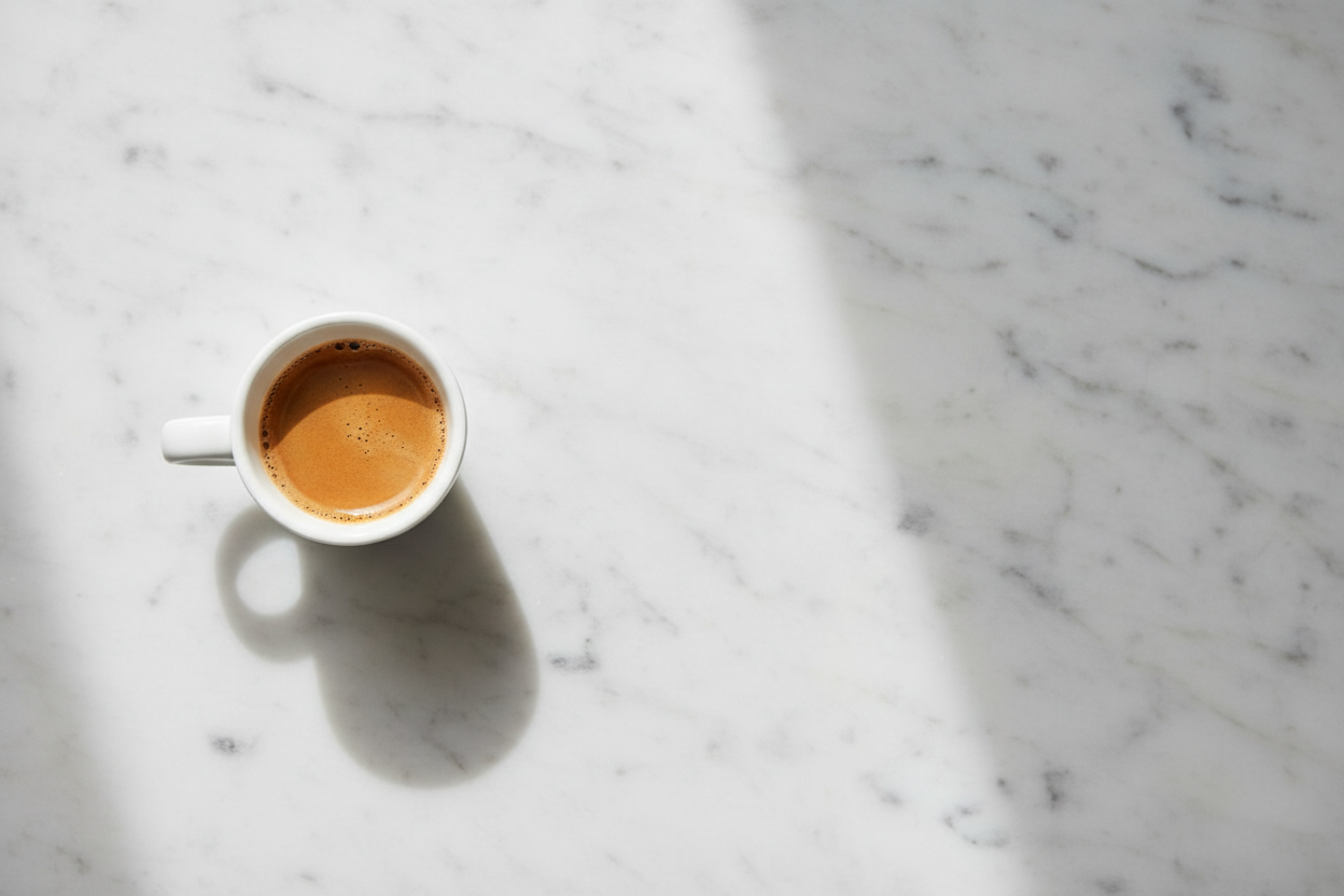 Ziarna kawy w różnych stopniach palenia - od jasnych po ciemne